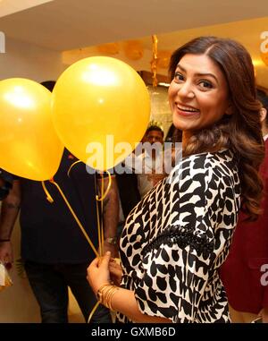 Bollywood-Schauspieler Sushmita Sen während der Einführung von Indien ist zunächst Goldmünze Shop IBJA Gold in Mumbai angepasst. Stockfoto