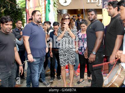 Bollywood-Schauspieler Sushmita Sen während der Einführung von Indien ist zunächst Goldmünze Shop IBJA Gold in Mumbai angepasst. Stockfoto