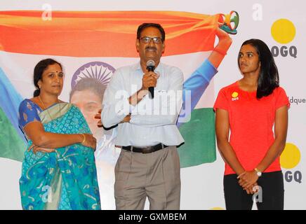 Indische Badminton Spieler Silber Medallist P V Sindhu Eltern PV Ramana und P Vijaya Glückwünsche Funktion organisiert OGQ Mumbai Stockfoto
