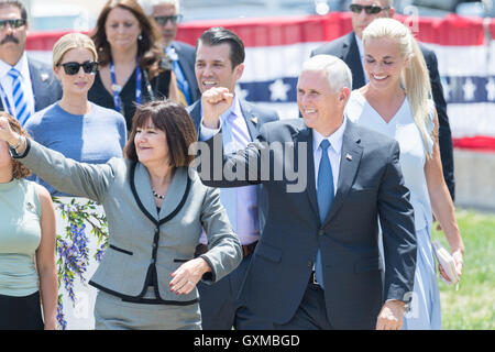 Gouverneur von Indiana und GOP Vice Presidential nominiert Mike Pence geht mit seiner Frau Karen und Kinder von Donald Trump für Trumpf Anreise per Helikopter auf der Republican National Convention 20. Juli 2016 in Cleveland, Ohio. Trump flog in den See-Flughafen mit seinem Privatjet und dann per Hubschrauber für eine große Anreise. Stockfoto