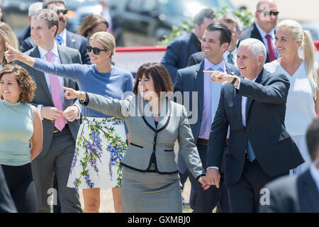 Gouverneur von Indiana und GOP Vice Presidential nominiert Mike Pence geht mit seiner Frau Karen und Kinder von Donald Trump für Trumpf Anreise per Helikopter auf der Republican National Convention 20. Juli 2016 in Cleveland, Ohio. Trump flog in den See-Flughafen mit seinem Privatjet und dann per Hubschrauber für eine große Anreise. Stockfoto