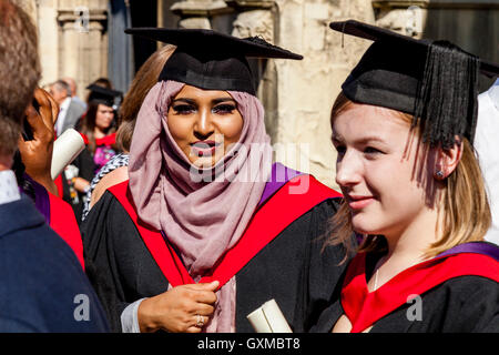 Hochschulabsolventen aus Canterbury Christ Church University bei ihrer Graduierung Zeremonie, die Kathedrale von Canterbury, Canterbury, UK Stockfoto