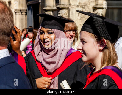 Hochschulabsolventen aus Canterbury Christ Church University bei ihrer Graduierung Zeremonie, die Kathedrale von Canterbury, Canterbury, UK Stockfoto