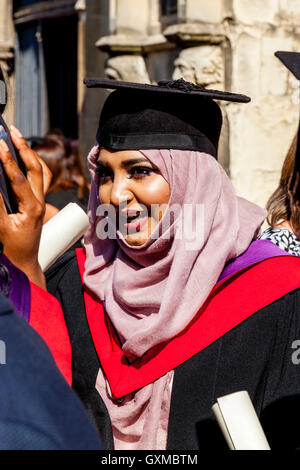 Hochschulabsolventen aus Canterbury Christ Church University bei ihrer Graduierung Zeremonie, die Kathedrale von Canterbury, Canterbury, UK Stockfoto