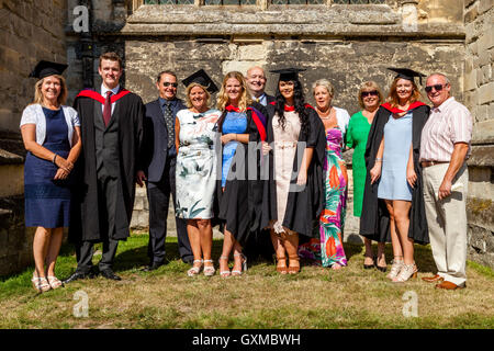Dem Abschluss Schülern und ihren Familien bei der Canterbury Christ Church University Graduierung Zeremonie, Canterbury, Kent, UK Stockfoto