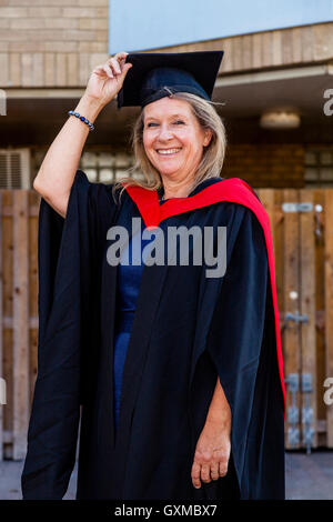 Eine Mutter Posen In ihren Söhnen Kleid und Hut während der Abschlussfeier der Canterbury Christ Church University, Canterbury, UK Stockfoto