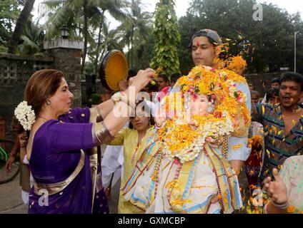 Bollywood-Schauspieler Dimple Kapadia beteiligt sich Prozession eintauchen Idol elefantenköpfige Hindugott Lord Ganesh Arabische Meer Mumbai Stockfoto