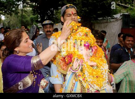 Bollywood-Schauspieler Dimple Kapadia beteiligt sich Prozession eintauchen ein Idol elefantenköpfige Hindugott Lord Ganesh Mumbai Stockfoto