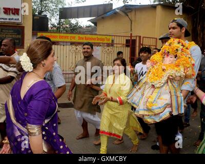 Bollywood-Schauspieler Dimple Kapadia beteiligt sich an einer Prozession eintauchen ein Idol elefantenköpfige Hindugott Lord Ganesh Mumbai Stockfoto