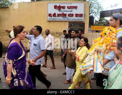 Bollywood-Schauspieler Dimple Kapadia beteiligt sich Prozession Eintauchen der ein Idol elefantenköpfige Hindugott Lord Ganesh Mumbai Stockfoto