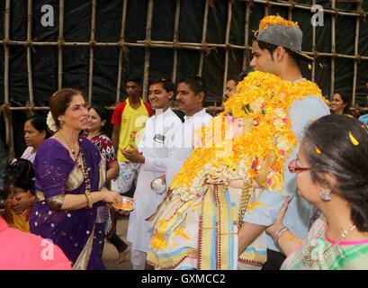 Bollywood-Schauspieler Dimple Kapadia beteiligt sich Prozession Eintauchen der ein Idol elefantenköpfige Hindugott Lord Ganesh Mumbai Stockfoto