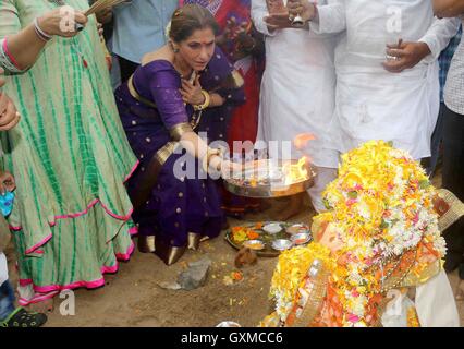 Bollywood-Schauspieler Dimple Kapadia beteiligt sich Prozession Eintauchen der ein Idol elefantenköpfige Hindugott Lord Ganesh Mumbai Stockfoto