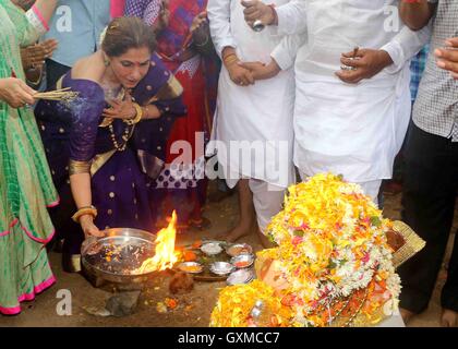 Bollywood-Schauspieler Dimple Kapadia beteiligt sich Prozession Eintauchen der ein Idol elefantenköpfige Hindugott Lord Ganesh Mumbai Stockfoto