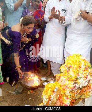 Bollywood-Schauspieler Dimple Kapadia beteiligt sich an einer Prozession eintauchen ein Idol elefantenköpfige Hindugott Lord Ganesh Mumbai Stockfoto