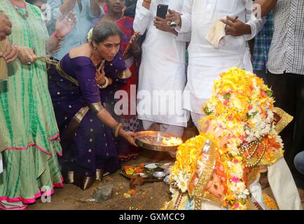 Bollywood-Schauspieler Dimple Kapadia beteiligt sich Prozession für die Immersion Idol elefantenköpfige Hindugott Lord Ganesh Mumbai Stockfoto