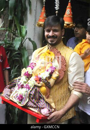 Bollywood-Schauspieler Vivek Oberoi beteiligt sich an einer Prozession für die Immersion Idol Hindugott Lord Ganesh Mumbai Stockfoto