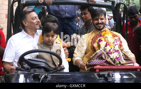 Bollywood Schauspieler Vivek Oberoi Suresh Oberoi SonVivaan Veer Oberoi beteiligt sich Prozession eintauchen Idol Gott Lord Ganesh Mumbai Stockfoto