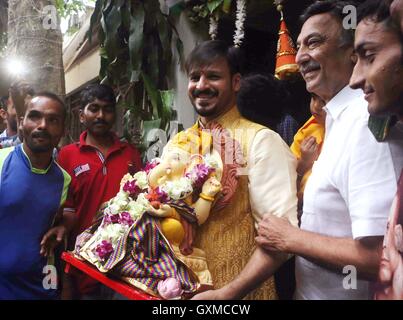 Bollywood-Schauspieler Vivek Oberoi Suresh Oberoi beteiligt sich Prozession eintauchen Idol elefantenköpfige Hindugott Lord Ganesh Mumbai Stockfoto