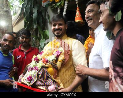 Bollywood-Schauspieler Vivek Oberoi Suresh Oberoi beteiligt sich Prozession eintauchen Idol elefantenköpfige Hindugott Lord Ganesh Mumbai Stockfoto