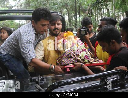 Bollywood-Schauspieler Vivek Oberoi beteiligt sich an einer Prozession für die Immersion Idol elefantenköpfige Hindugott Lord Ganesh Mumbai Stockfoto