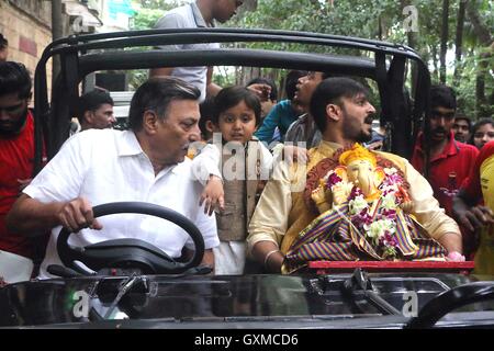 Bollywood Schauspieler Vivek Oberoi Suresh Oberoi Sohn Vivaan Veer Oberoi beteiligt sich Prozession eintauchen Idol Lord Ganesh Mumbai Stockfoto