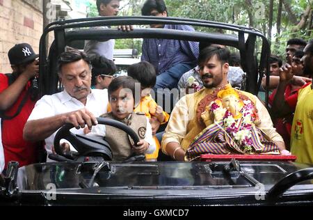 Bollywood-Schauspieler Vivek Oberoi Suresh Oberoi Vivaan Veer Oberoi beteiligt sich Prozession eintauchen Idol Lord Ganesh Mumbai Stockfoto