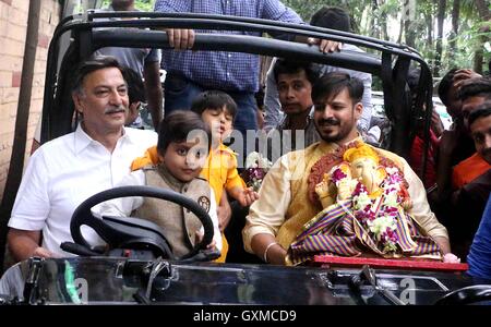 Bollywood Schauspieler Vivek Oberoi Suresh Oberoi Sohn Vivaan Veer Oberoi beteiligt sich Prozession eintauchen Idol Lord Ganesh Mumbai Stockfoto