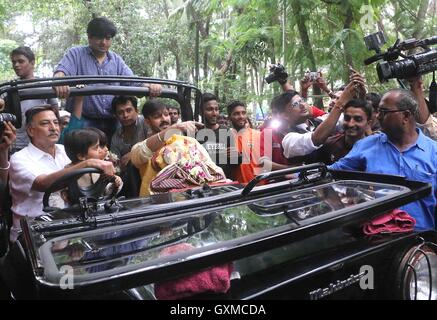 Bollywood-Schauspieler Vivek Oberoi Suresh Oberoi Vivaan Veer Oberoi beteiligt sich Prozession Eintauchen eines Idols Lord Ganesh Mumbai Stockfoto