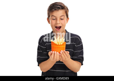 Begeistert junge hält einen Beutel mit Pommes frites, isoliert auf weißem Hintergrund Stockfoto