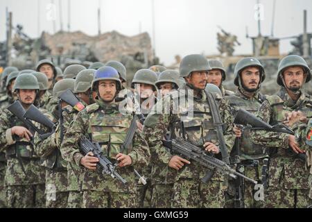 Afghan National Army Soldaten stehen in Bildung wartet auf Inspektion beim Camp Grabstein 6. Februar 2010 in der Provinz Helmand, Afghanistan. Stockfoto