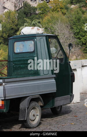 Cute funny poetische Bild der Katze schlafen auf piaggio apecar, Tivoli, Italien Stockfoto