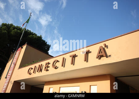 Das Schild am Eingang der Cinecittà, Romes berühmten Film und Fernsehen Studios, Rom Italien, La dolce vita, Fellini Stockfoto