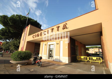 Der Eingang der Cinecittà, Romes berühmten Film und Fernsehen Studios, Rom Italien, La dolce vita, Fellini Stockfoto