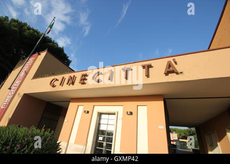 Der Eingang der Cinecittà, Romes berühmten Film und Fernsehen Studios, Rom Italien, La dolce vita, Fellini Stockfoto
