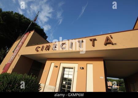 Der Eingang der Cinecittà, Romes berühmten Film und Fernsehen Studios, Rom Italien, La dolce vita, Fellini Stockfoto