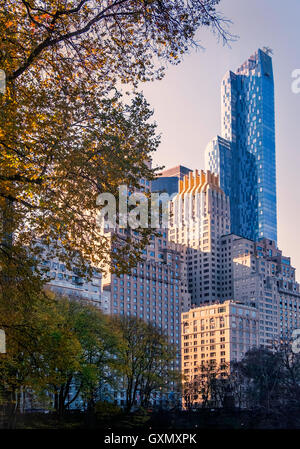 Gebäude rund um Central Park in New York, Vereinigte Staaten von Amerika. Stockfoto