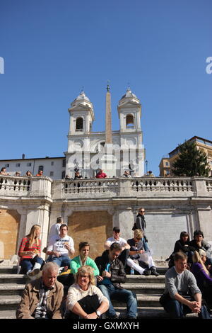 Kirche von Trinità dei Monti, von der Treppe an der Piazza di Spagna, Rom, Italien Stockfoto