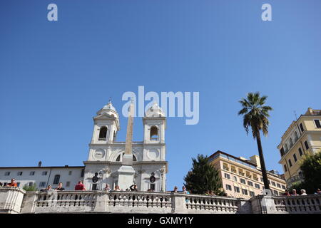 Einen außergewöhnlichen Blick auf den Obelisken und der Kirche Trinità dei Monti, Touristen, Roma, Rom, Italien Stockfoto