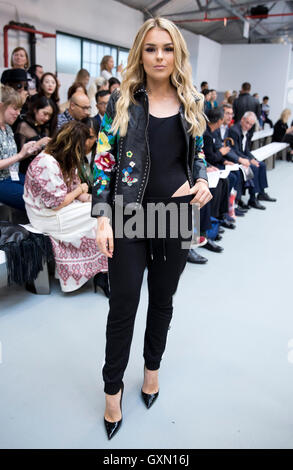 Sängerin Tallia Sturm besucht die Eudon Choi Frühjahr/Sommer 2017 London Fashion Week Show im BFC zeigen Space, Brewer Street Car Park, London. Stockfoto