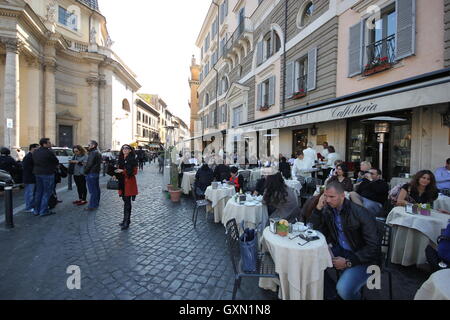 Menschen außerhalb ein Café in der berühmten Piazza del Popolo, Rom, Italien sitzen Stockfoto