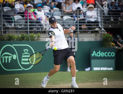 Sydney, Australien. 16. Sep, 2016. Jozef Kovalik der Slowakei kehrt den Ball Bernard Tomic aus Australien während ihres Spiels an den Davis Cup World Group Playoff in Sydney, Australien, 16. September 2016. Bernard Tomic gewann 3: 0. © Zhu Hongye/Xinhua/Alamy Live-Nachrichten Stockfoto