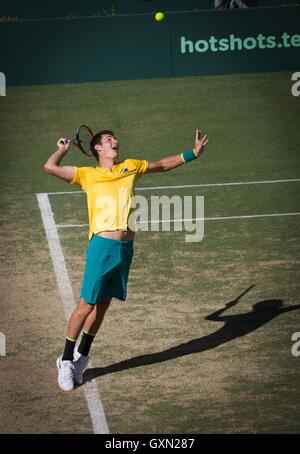 Sydney, Australien. 16. Sep, 2016. Bernard Tomic aus Australien dient dazu, Jozef Kovalik der Slowakei während ihres Spiels an den Davis Cup World Group Playoff in Sydney, Australien, 16. September 2016. Bernard Tomic gewann 3: 0. © Zhu Hongye/Xinhua/Alamy Live-Nachrichten Stockfoto