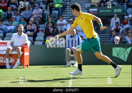 Sydney, Australien. 16. September 2016. Bernard Tomic aus Australien stürzt auf das Netz als slowakische Kapitän Miloslav Mecir während der Herren-Einzel-Match der Davis Cup World Group Play-Off in Ken Rosewall Arena auf Uhren. Tomic gewann das Spiel 7-6, 6-4, 6-4. Bildnachweis: Action Plus Sport Bilder/Alamy Live News Stockfoto