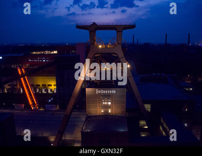 Essen, Deutschland. 15. Sep, 2016. UNESCO-Welterbe Zollverein Coal Mine wird von Lichtstrahlen in Essen, Deutschland, 15. September 2016 beleuchtet. Foto: AXEL HEIMKEN/Dpa/Alamy Live News Stockfoto