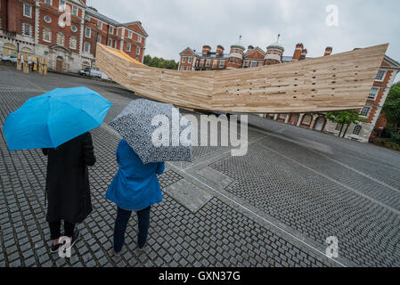 London, UK. 16. September 2016. Das Lächeln, ein Leuchtturmprojekt des London Design Festival vom Architekten Alison Brooks und der Ingenieur war ARUP. Es werden außerhalb der Chelsea College of Art ab dem 17. September – 12 Oktober. Messung von 34m Länge, die geschwungene Form ist ein "Fett und spannende" Experiment in Holztechnik und Design von Brettsperrholz (CLT) in Tulipwood gemacht, es wurde eingeleitet durch die American Hardwood Export Council (AHEC). Bildnachweis: Guy Bell/Alamy Live-Nachrichten Stockfoto