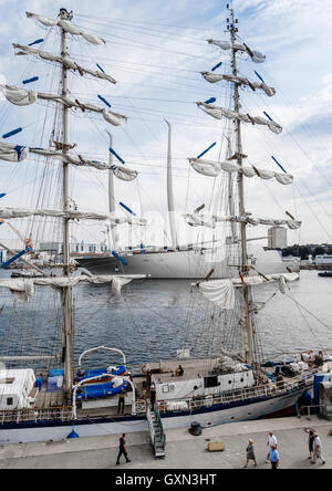 Kiel, Deutschland. 16. Sep, 2016. Die Segelyacht "Segelyacht A" kann bei einer Testfahrt auf der Kieler Förde in Kiel, Deutschland, 16. September 2016 hinter dem polnischen Segelschiff Fryderyk Chopin gesehen. Foto: MARKUS SCHOLZ/Dpa/Alamy Live News Stockfoto