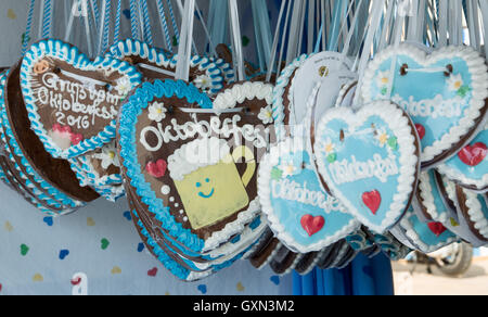 Lebkuchenherzen mit der Aufschrift "Oktoberfest" hängen an einem Stand auf dem Wiesn-Gelände in München, Deutschland, 15. September 2016. Das diesjährige Oktoberfest startet am 17. September 2106. Foto: PETER KNEFFEL/dpa Stockfoto