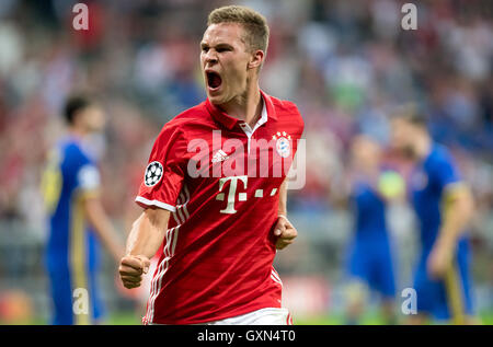 Münchens Joshua Kimmich jubelt nach seinem 4:0-Tor in der UEFA-Champions-League-match zwischen FC Bayern München und FK Rostow in der Allianz Arena in München, 13. September 2016. Foto: THOMAS EISENHUTH/Dpa (Achtung: FASCIMILE Übertragung nur nach Absprache) - NO-Draht-Dienst - Stockfoto