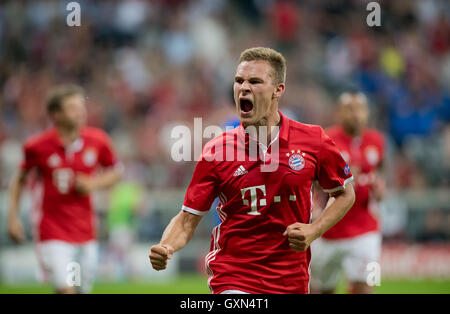 Münchens Joshua Kimmich jubelt nach seinem 4:0-Tor in der UEFA-Champions-League-match zwischen FC Bayern München und FK Rostow in der Allianz Arena in München, 13. September 2016. Foto: THOMAS EISENHUTH/Dpa (Achtung: FASCIMILE Übertragung nur nach Absprache) - NO-Draht-Dienst - Stockfoto