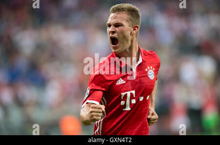 Münchens Joshua Kimmich Jubel nach Chios 4:0-Tor in der UEFA-Champions-League-match zwischen FC Bayern München und FK Rostow in der Allianz Arena in München, 13. September 2016. Foto: THOMAS EISENHUTH/Dpa (Achtung: FASCIMILE Übertragung nur nach Absprache) - NO-Draht-Dienst - Stockfoto